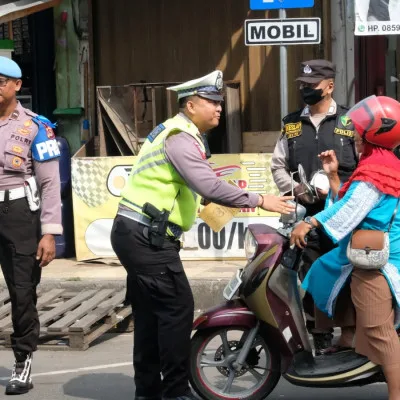 Hari Ketujuh Operasi Patuh Maung 2023, Ditlantas Polda Banten Beri Teguran di Pasar Royal Kota Serang