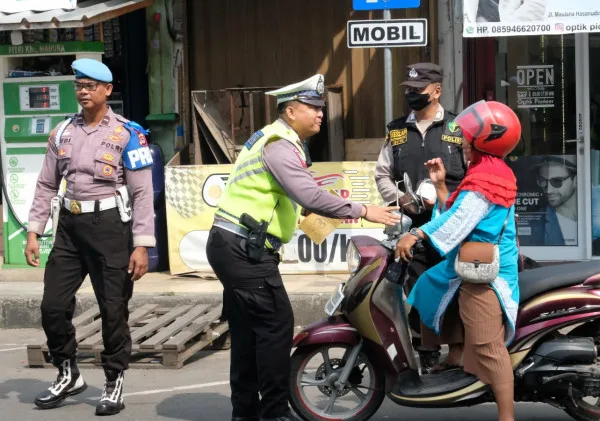 Hari Ketujuh Operasi Patuh Maung 2023, Ditlantas Polda Banten Beri Teguran di Pasar Royal Kota Serang