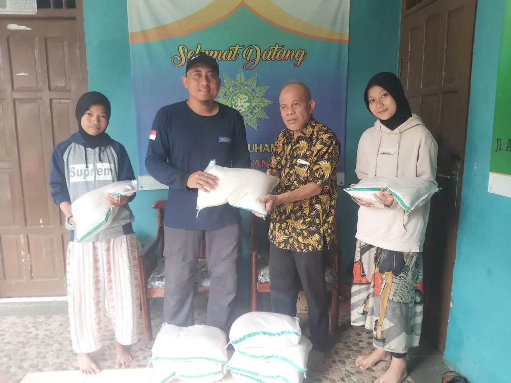 Bahagiakan Yatim dan Mualaf, LAZ Al Azhar Salurkan Fidyah di Wilayah Depok dan Tangsel
