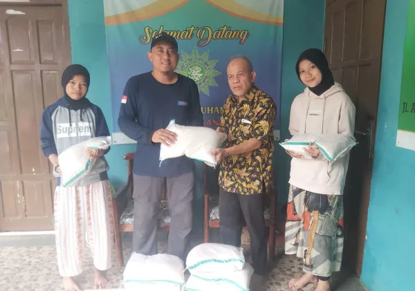 Bahagiakan Yatim dan Mualaf, LAZ Al Azhar Salurkan Fidyah di Wilayah Depok dan Tangsel