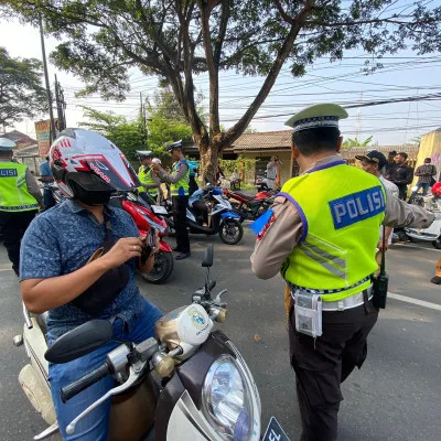 Hari Kedelapan Operasi Patuh Maung 2023, Ditlantas Polda Banten Lakukan Pengecekan Surat dan Beri Teguran Kepada Pengendara