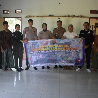 Dalam Rangka HUT Bhayangkara ke-77, Bidhumas Polda Banten Berikan Puluhan Paket Sembako