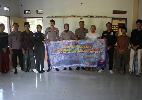 Dalam Rangka HUT Bhayangkara ke-77, Bidhumas Polda Banten Berikan Puluhan Paket Sembako