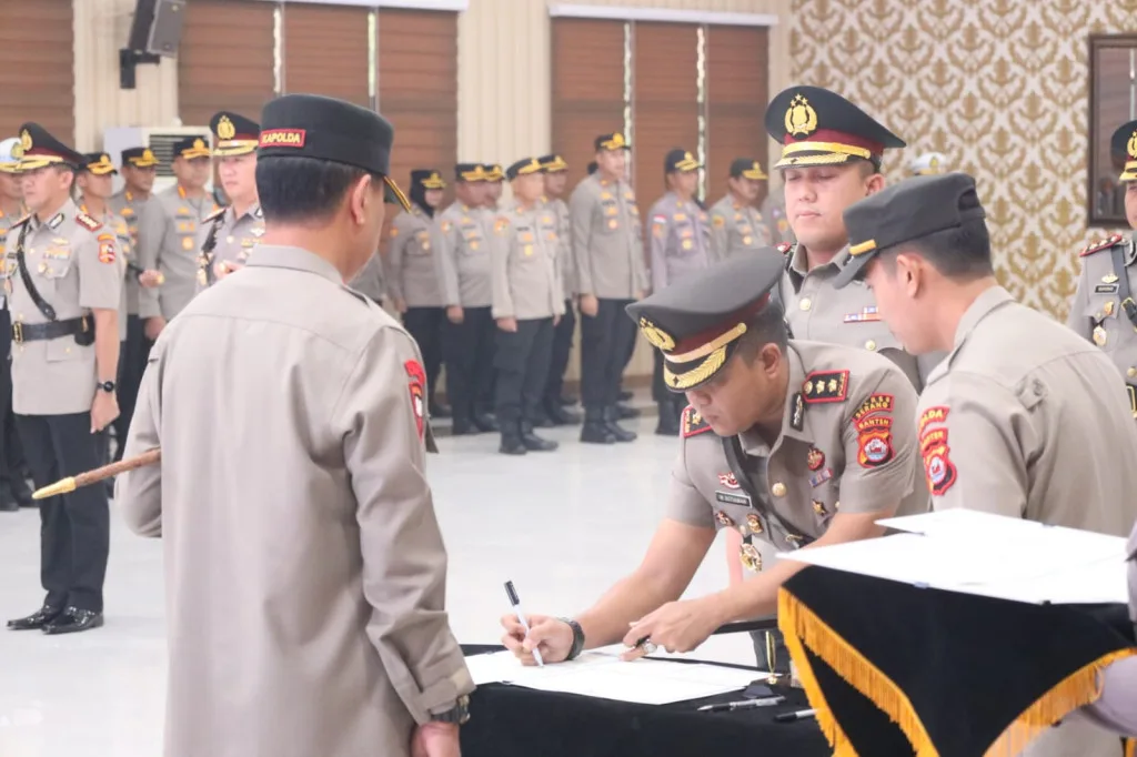 Kapolda Banten Pimpin Upacara Sertijab Ka Spn Polda Banten dan 2 Kapolres.