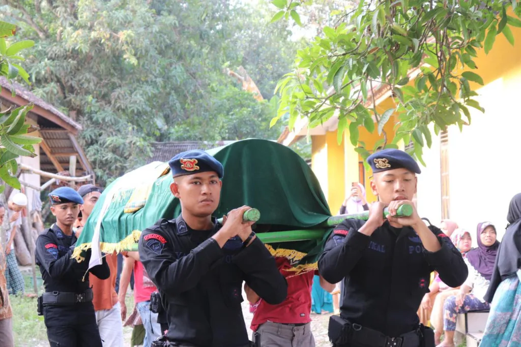Sinergitas Polisi Bersama Masyarakat, Satbrimob Banten Lakukan Sambang Duka