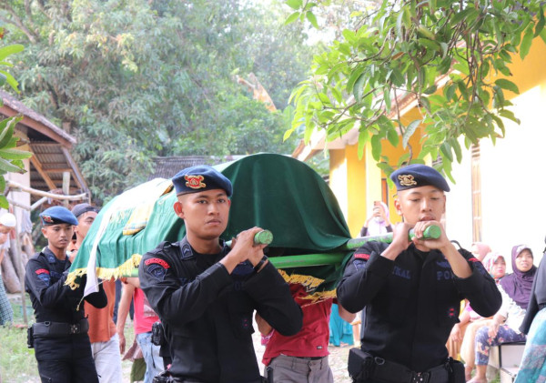 Sinergitas Polisi Bersama Masyarakat, Satbrimob Banten Lakukan Sambang Duka