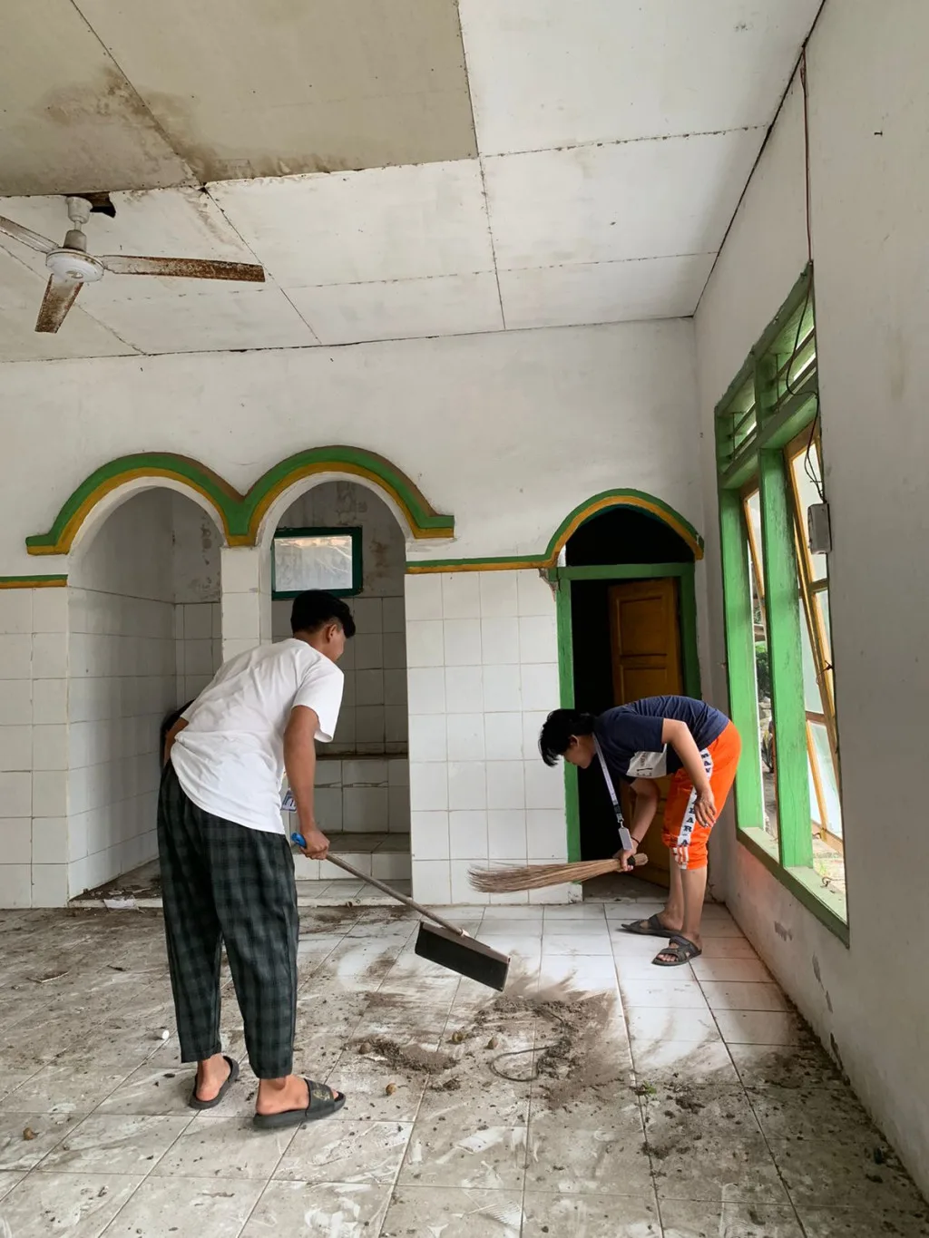Bertahun-tahun Gedung Majelis Ta'lim Terbengkalai : Mahasiswa KUKERTA Bersama Masyarakat Desa Bergotong Royong Membersihkan