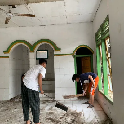 Bertahun-tahun Gedung Majelis Ta'lim Terbengkalai : Mahasiswa KUKERTA Bersama Masyarakat Desa Bergotong Royong Membersihkan