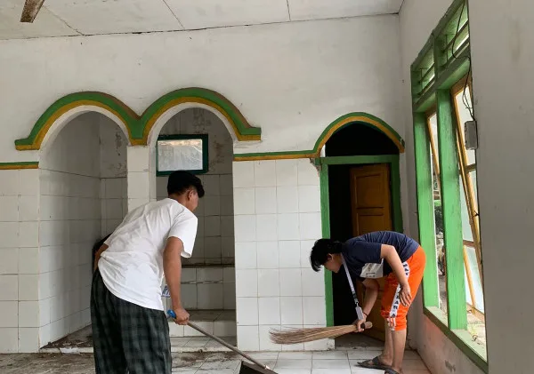 Bertahun-tahun Gedung Majelis Ta'lim Terbengkalai : Mahasiswa KUKERTA Bersama Masyarakat Desa Bergotong Royong Membersihkan
