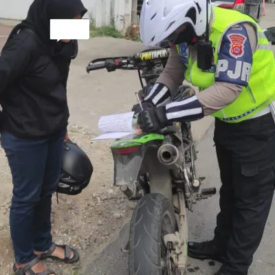 Hari Ke-13 Operasi Patuh Maung 2023, Ditlantas Polda Banten Beri Teguran Kepada Pengendara Pengguna Knalpot Brong
