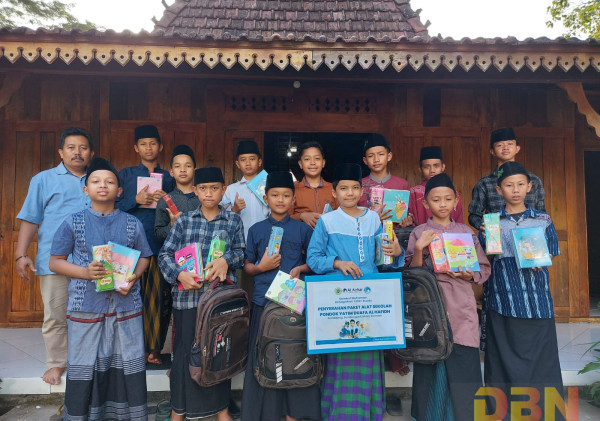 Bahagiakan Yatim, LAZ Al Azhar Yogyakarta Salurkan Paket Peralatan Sekolah