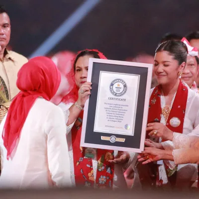 Pj Gubernur Al Muktabar Dampingi Rombongan PKK Provinsi Banten Dalam Pemecahan Rekor Dunia Angklung