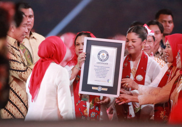 Pj Gubernur Al Muktabar Dampingi Rombongan PKK Provinsi Banten Dalam Pemecahan Rekor Dunia Angklung