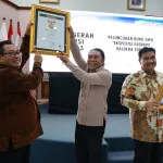 Berkontribusi Atas Pembangunan Pers, Pj Gubernur Banten Al Muktabar Raih Anugerah Sahabat Pers SMSI