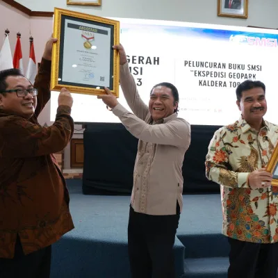 Berkontribusi Atas Pembangunan Pers, Pj Gubernur Banten Al Muktabar Raih Anugerah Sahabat Pers SMSI
