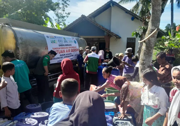 Alami Kekeringan, LAZ Al Azhar Kirim Air Bersih ke Cilacap