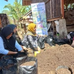 Tingkatkan Kualitas Kesehatan, Ibu-ibu Desa Cilembu Tanam Bibit untuk Program Dapur Hidup