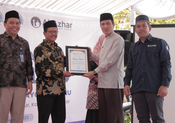 Hadirkan Pusat Edukasi Masyarakat di Pelosok Desa Jampang, LAZWaf Al Azhar dan 5 Sekolah Islam Al Azhar Bangun Saung Ilmu