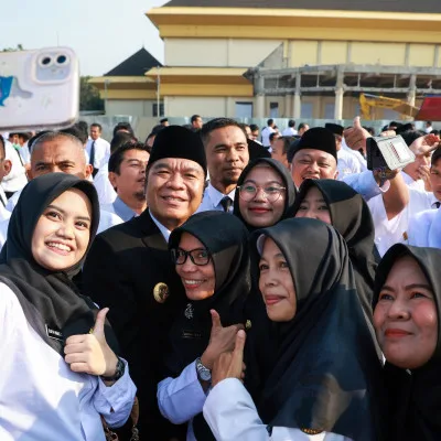 Pj Gubernur Banten Al Muktabar Serahkan 602 SK Pengangkatan PPPK