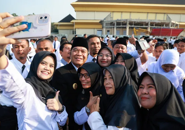 Pj Gubernur Banten Al Muktabar Serahkan 602 SK Pengangkatan PPPK