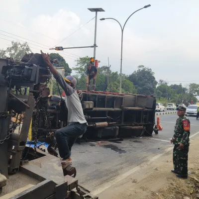 Anggota Kodim 0602/Serang dan Lantas Polres Serang Membantu Bersihkan Kayu Sagu Yang Menutupi Jalan
