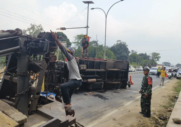 Anggota Kodim 0602/Serang dan Lantas Polres Serang Membantu Bersihkan Kayu Sagu Yang Menutupi Jalan