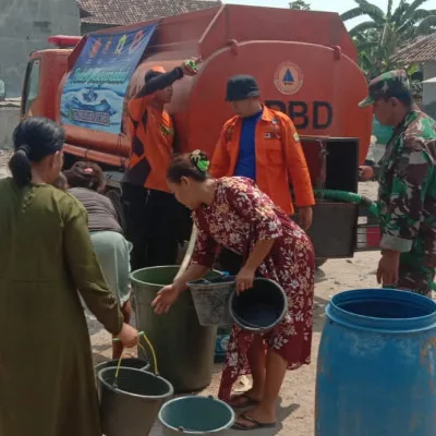 Atasi El Nino, Babinsa Koramil 0602-02/Kasemen Dengan BPBD Terus Salurkan Bantuan Air Bersih