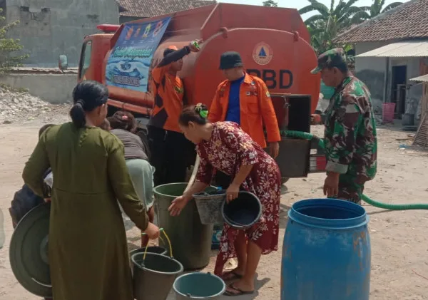 Atasi El Nino, Babinsa Koramil 0602-02/Kasemen Dengan BPBD Terus Salurkan Bantuan Air Bersih