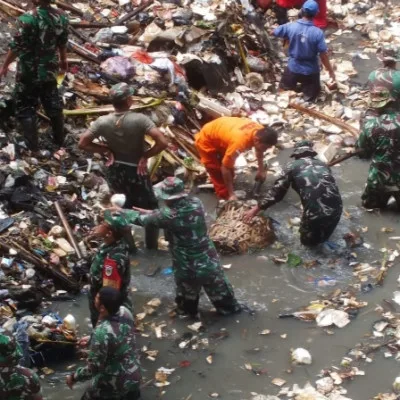 Sambut HUT TNI Ke 78, Kodim 0602/Serang Gelar Karya Bakti Pembersihan Sampah Di Sungai Cibanten