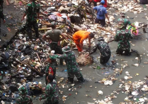 Sambut HUT TNI Ke 78, Kodim 0602/Serang Gelar Karya Bakti Pembersihan Sampah Di Sungai Cibanten