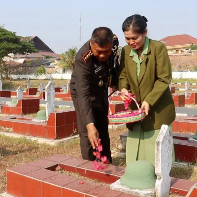 Peringati HUT TNI Ke 78, Dandim 0602/Serang Ikuti Ziarah Dan Tabur Bunga Di Makam Pahlawan