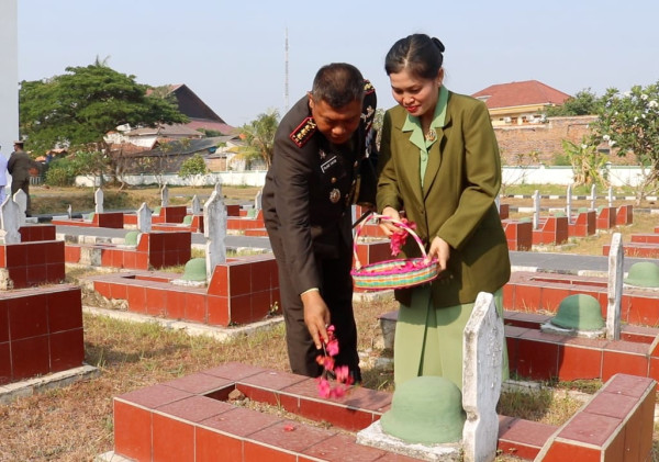 Peringati HUT TNI Ke 78, Dandim 0602/Serang Ikuti Ziarah Dan Tabur Bunga Di Makam Pahlawan
