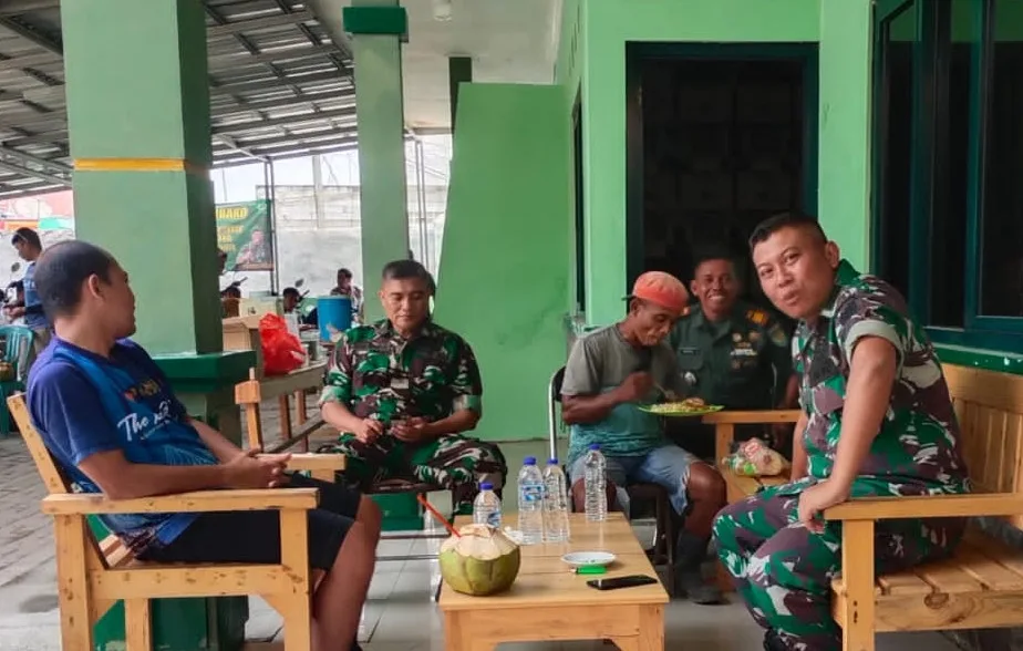 Koramil 0602-11/Tirtayasa Makan Bersama Pemulung Usai Pembersihan Sampah