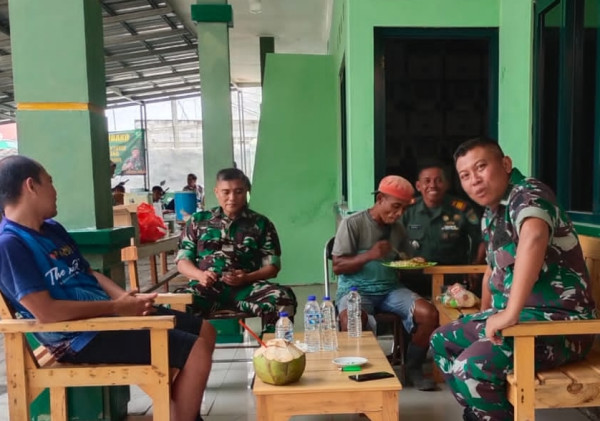 Koramil 0602-11/Tirtayasa Makan Bersama Pemulung Usai Pembersihan Sampah