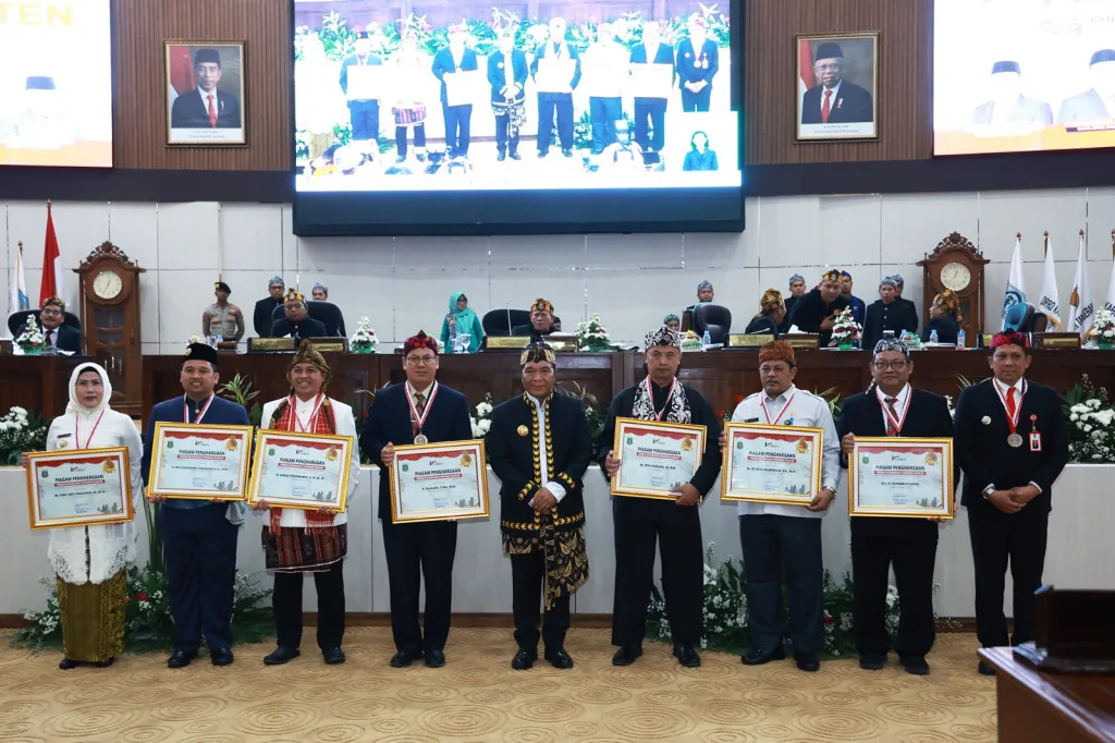 Pj Gubernur Al Muktabar Paparkan Capaian Kinerja Pembangunan pada Rapat Paripurna Istimewa HUT Ke-23 Provinsi Banten