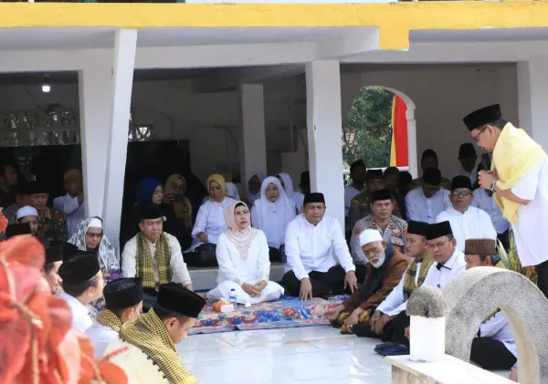 Bupati Serang Motivasi ASN Tingkatkan Pelayanan ke Masyarakat ketika Ziarah ke Makam KH Syam’un