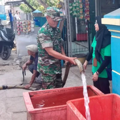 Koramil 0602-02/Kasemen Distribusikan Bantuan Air Bersih Kepada Warga Terdampak Kemarau