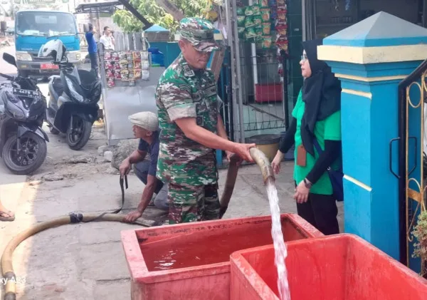 Koramil 0602-02/Kasemen Distribusikan Bantuan Air Bersih Kepada Warga Terdampak Kemarau