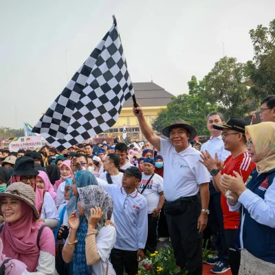 Pj Gubernur Al Muktabar Jalan Sehat Bersama Ribuan Pendidik dalam Perayaan HUT ke-23 Provinsi Banten