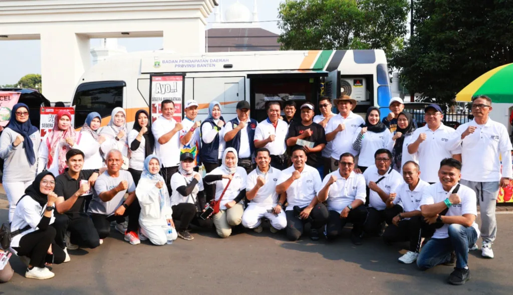 Apresiasi Pembayar PKB, Pj Gubernur Banten Al Muktabar menghampiri Mobil Samling