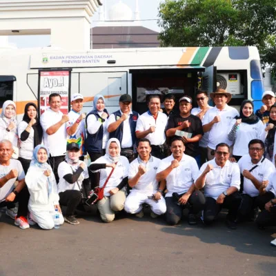 Apresiasi Pembayar PKB, Pj Gubernur Banten Al Muktabar menghampiri Mobil Samling