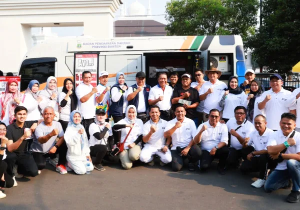 Apresiasi Pembayar PKB, Pj Gubernur Banten Al Muktabar menghampiri Mobil Samling
