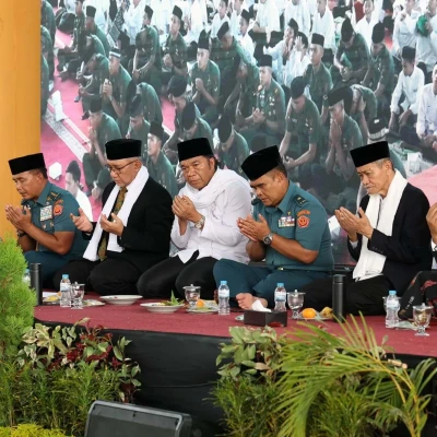 Bersama Ulama dan Masyarakat Pj Gubernur Banten Al Muktabar Hadiri Istighosah dan Tasyakuran HUT ke-78 TNI