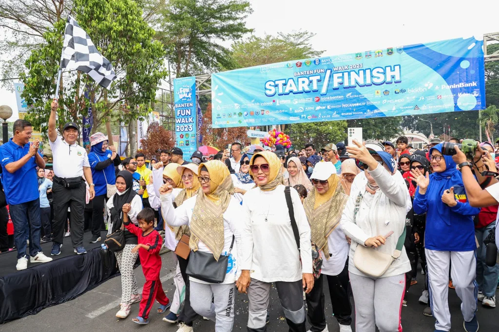 Pj Gubernur Banten Al Muktabar Jalan Bersama Ribuan Masyarakat Dalam Acara Banten Fun Walk 2023