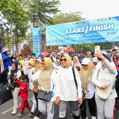 Pj Gubernur Banten Al Muktabar Jalan Bersama Ribuan Masyarakat Dalam Acara Banten Fun Walk 2023