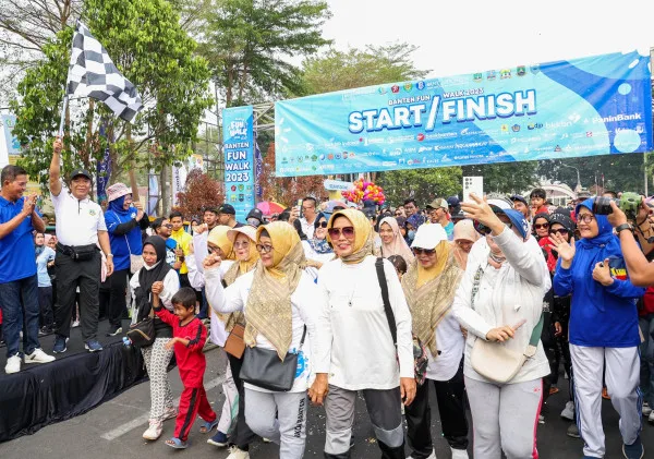 Pj Gubernur Banten Al Muktabar Jalan Bersama Ribuan Masyarakat Dalam Acara Banten Fun Walk 2023