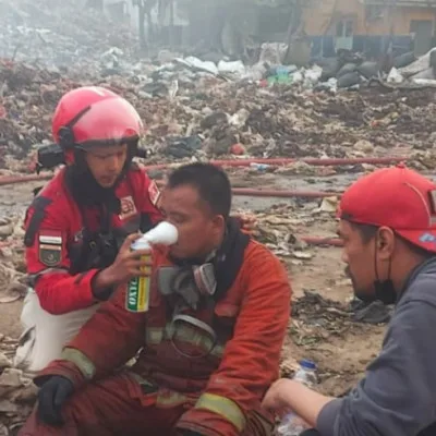 ANTISIPASI DAMPAK KEBAKARAN, BPBD KABUPATEN TANGERANG SALURKAN BANTUAN MASKER