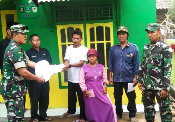 Danramil 0602-17/Carenang Serahkan Kunci Rumah Program Rutilahu