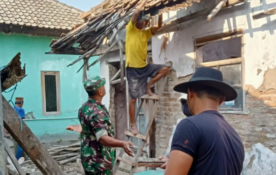 Koramil 0602-18/Kragilan Bersama PT Indah Kiat Merehab Rumah Abdul Halim