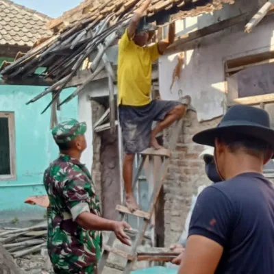 Koramil 0602-18/Kragilan Bersama PT Indah Kiat Merehab Rumah Abdul Halim
